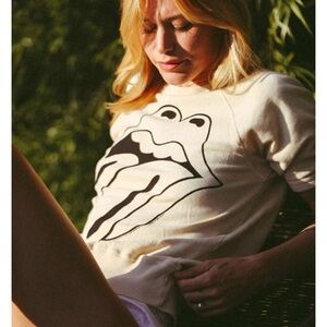 Brand new Rolling Stones short sleeve sweatshirt❗️Red detail on back side.